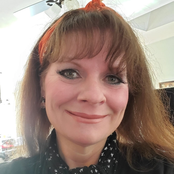 Meet your Posher, Christina - Picture 1 of 1